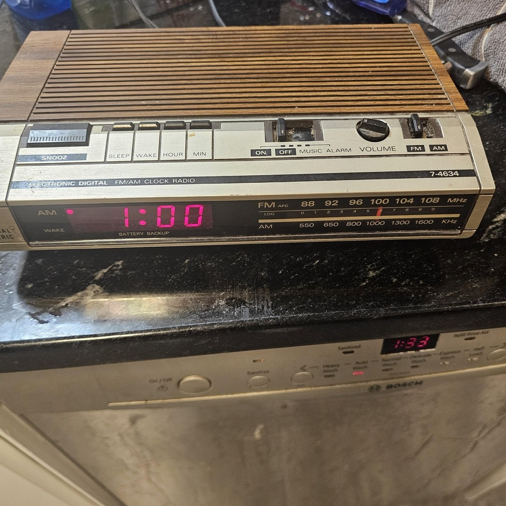 Vintage GE General Electric 7-4634B Digital FM AM Clock Radio Woodgrain Alarm